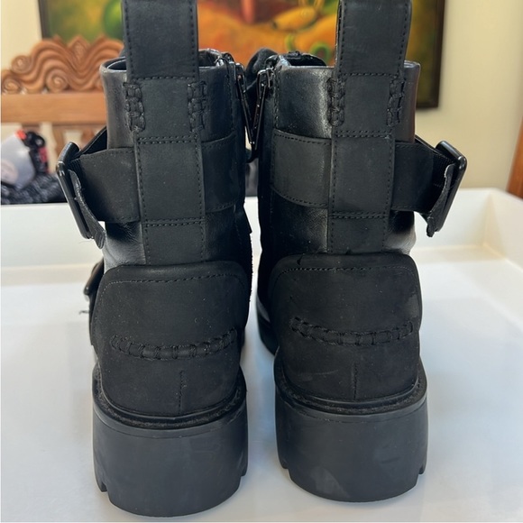 UGG Shoes - LIKE NEW! UGG leather black boots 😍 Size 8